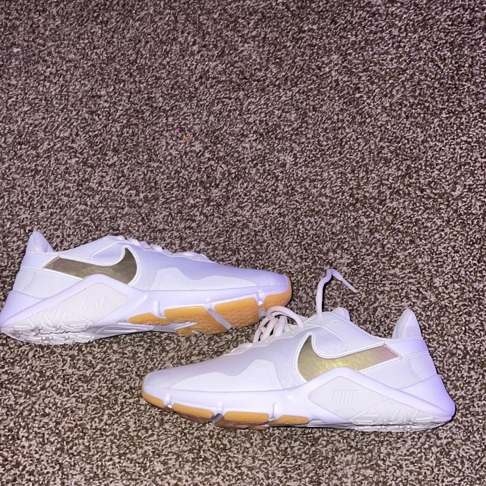 NIKE LEGEND ESSENTIAL 2 
WOMEN SIZE 8
BRAND NEW NEVER WORN